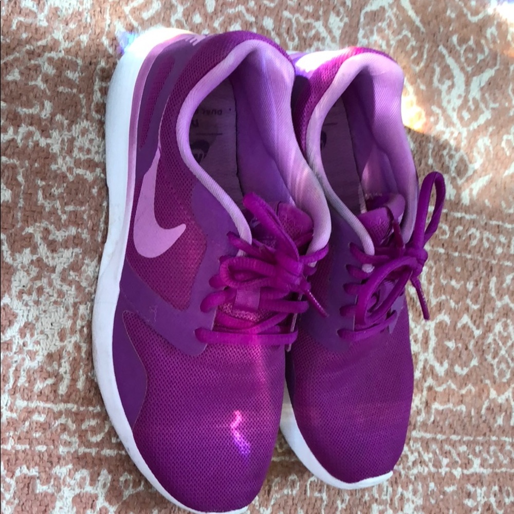 Purple Nike roshe size 7.5